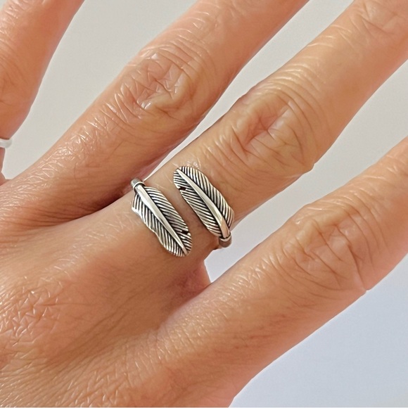 Sterling silver delicate two feather ring, silver feather ring, feather ring - Picture 10 of 11